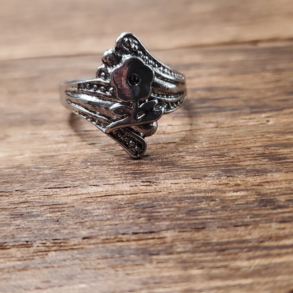 Size 7 R607 daisy love ring sterling